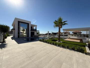 Detached-Villa-set-on-large-private-plot