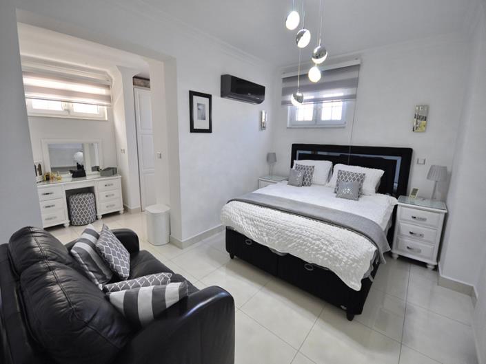 Image No.29-5 Bed Villa / Detached for sale