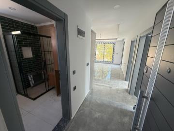 entrance-into-Apartment