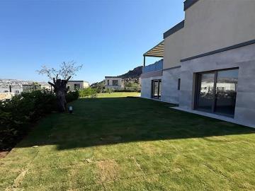 Side-view-of-garden