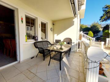 balcony-leading-off-kitchen-and-dining-space