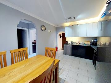 fully-fitted-kitchne-with-dining-area