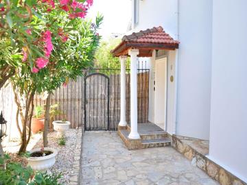 Entrance-to-the-property