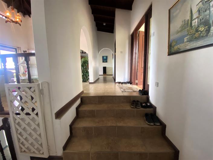 Image No.17-6 Bed House for sale