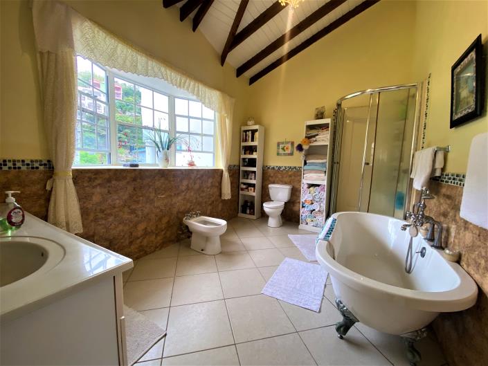 Image No.12-6 Bed Villa / Detached for sale