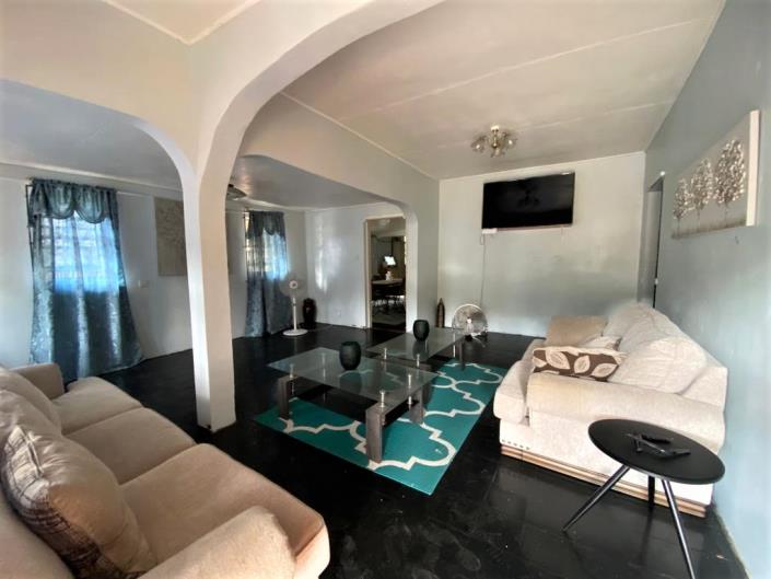 Image No.3-5 Bed House for sale