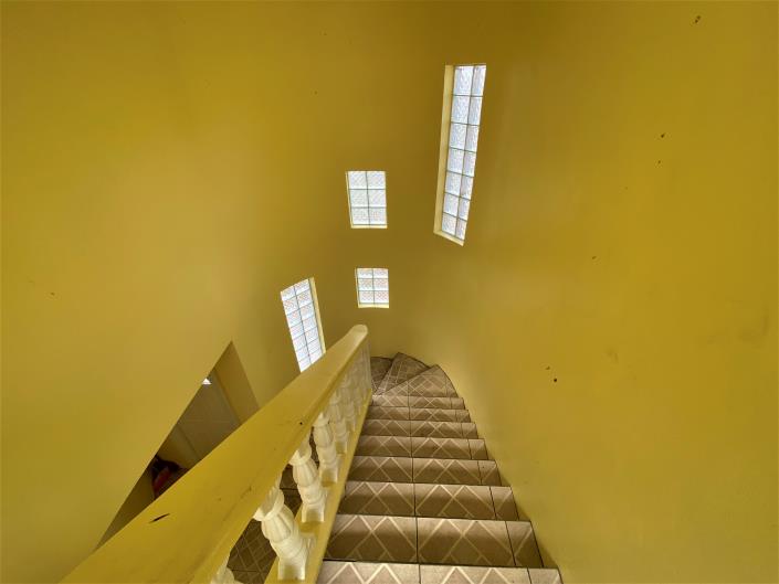 Image No.8-8 Bed House for sale