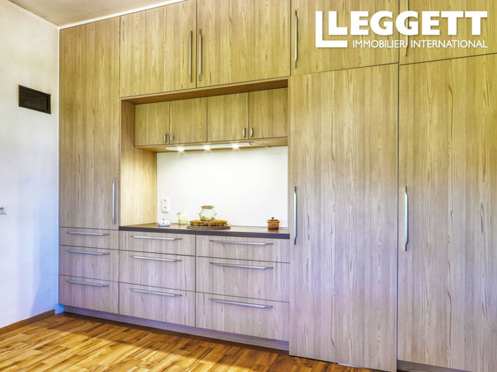 Image No.10-6 Bed House for sale