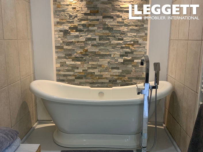 Image No.6-8 Bed House for sale