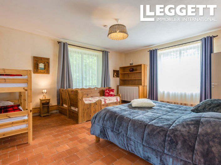 Image No.8-5 Bed House for sale