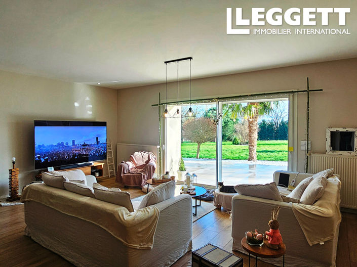 Image No.8-5 Bed House for sale