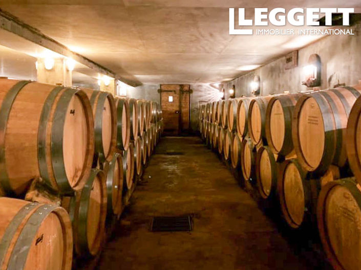 Image No.8-10 Bed House for sale