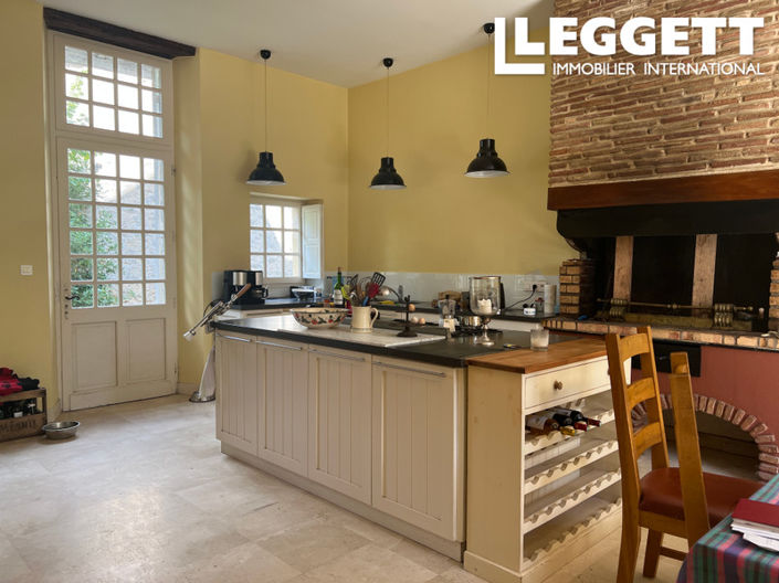 Image No.6-8 Bed House for sale