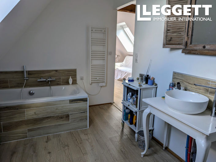 Image No.8-5 Bed House for sale