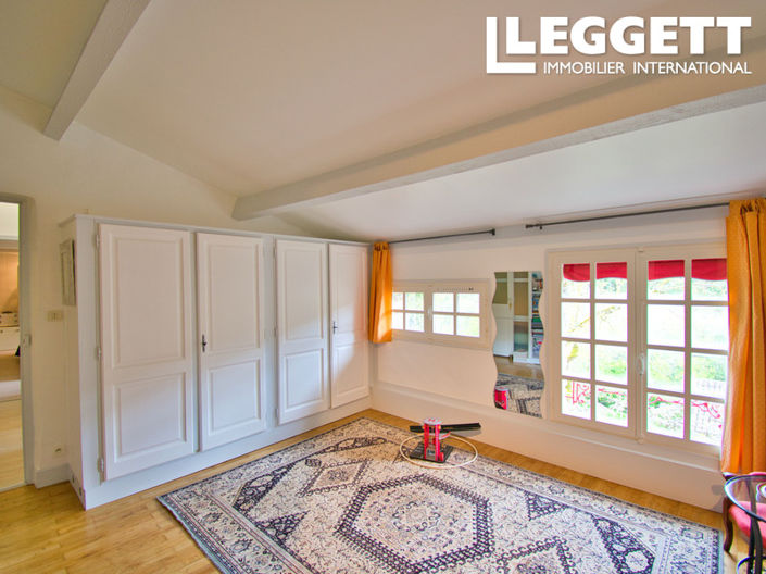 Image No.8-5 Bed House for sale