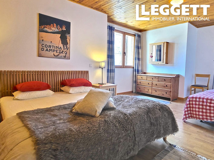 Image No.7-8 Bed House for sale