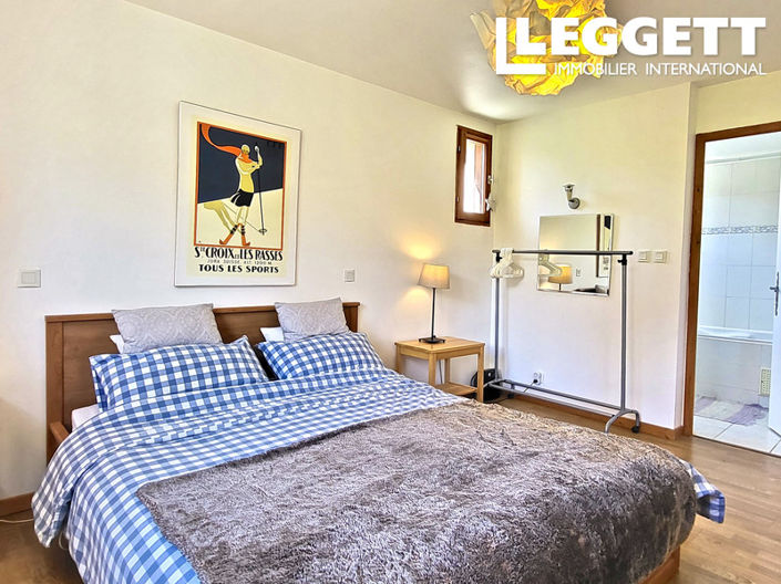 Image No.8-8 Bed House for sale