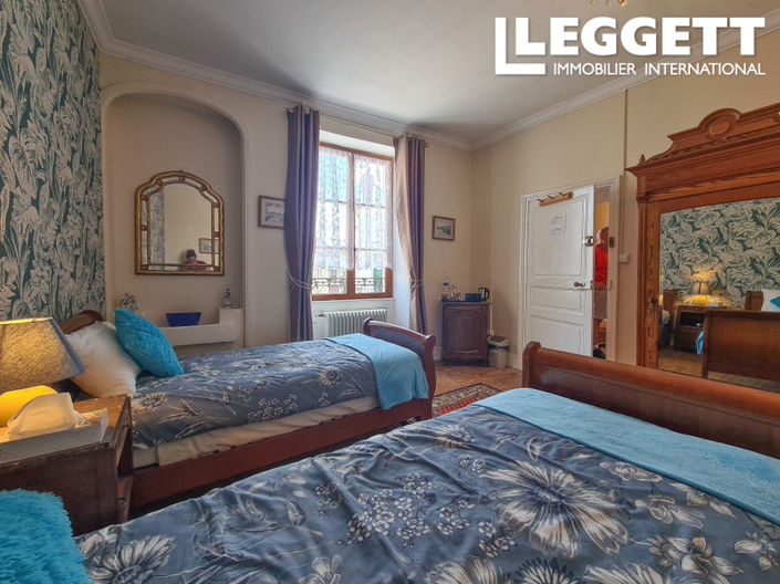 Image No.6-8 Bed House for sale