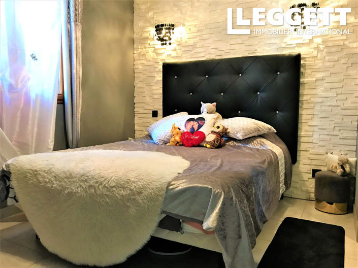 Image No.8-4 Bed House for sale