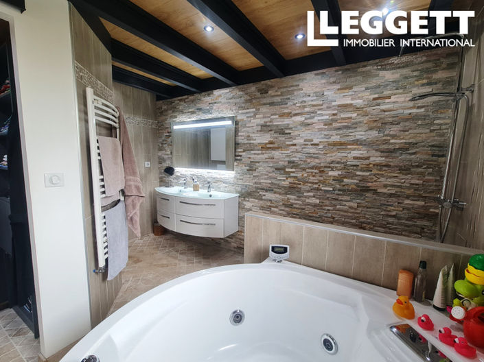 Image No.8-6 Bed House for sale