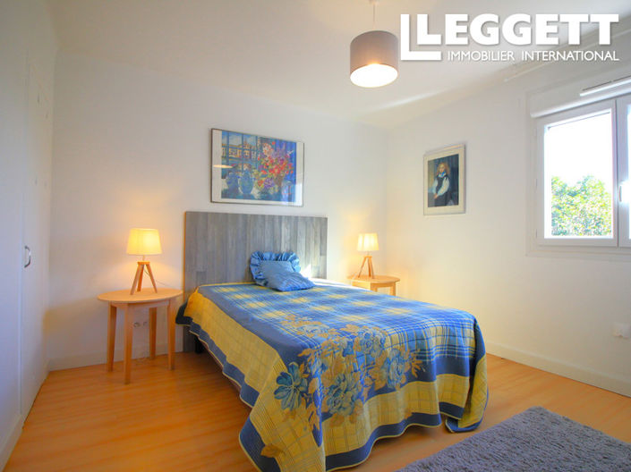 Image No.8-5 Bed House for sale