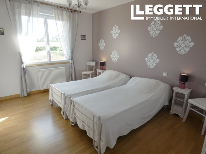 Image No.10-6 Bed House for sale