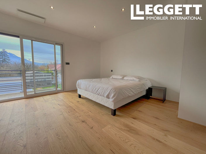 Image No.6-5 Bed House for sale