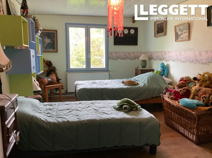 Image No.8-5 Bed House for sale