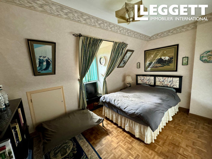 Image No.8-5 Bed House for sale