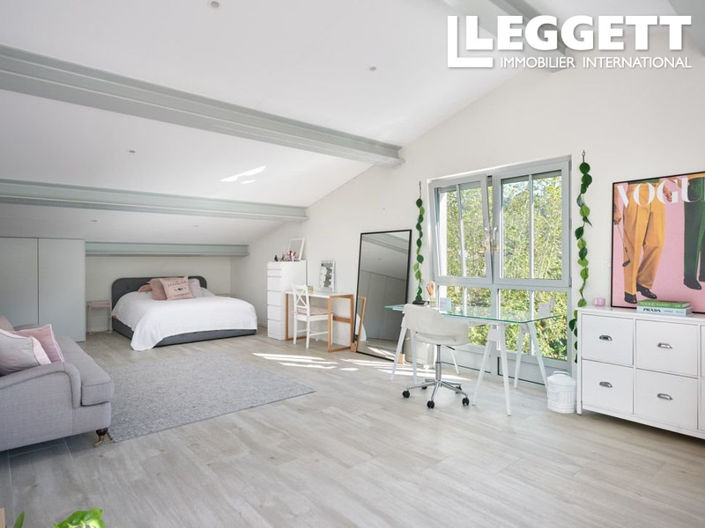 Image No.8-6 Bed House for sale