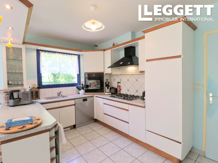 Image No.8-6 Bed House for sale