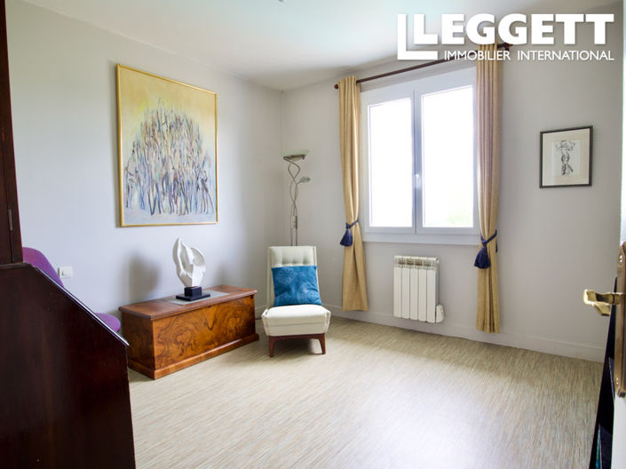 Image No.8-5 Bed House for sale