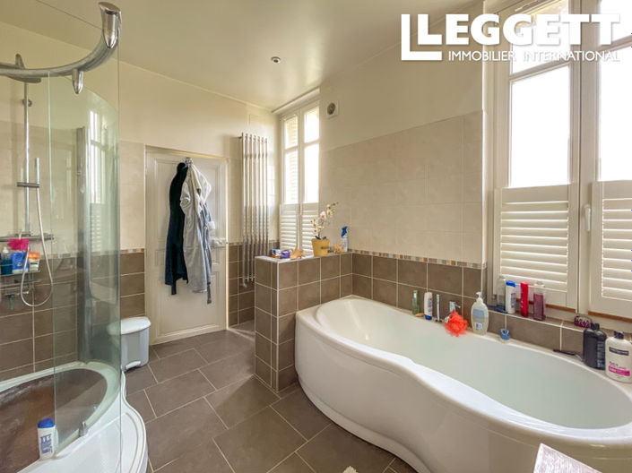 Image No.8-8 Bed House for sale