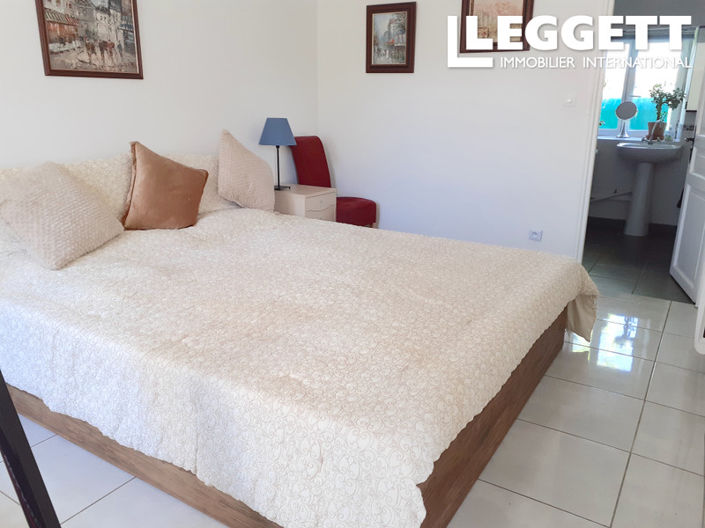 Image No.8-8 Bed House for sale