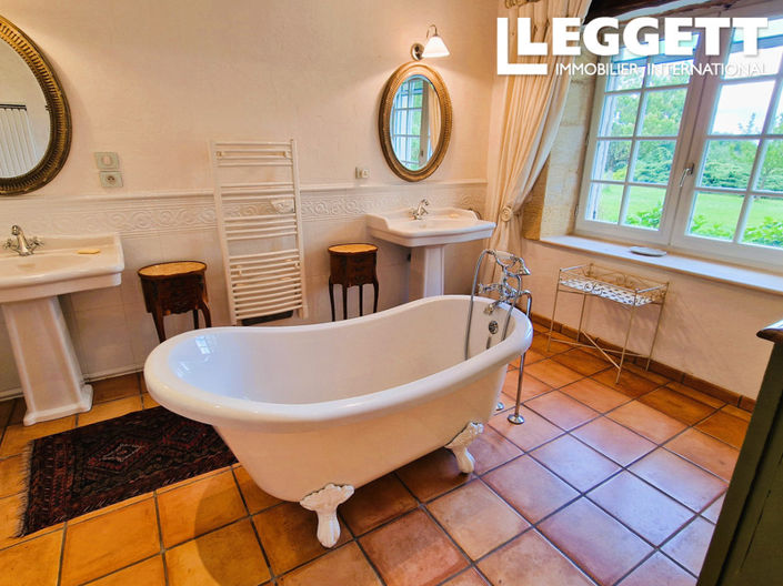 Image No.8-5 Bed House for sale