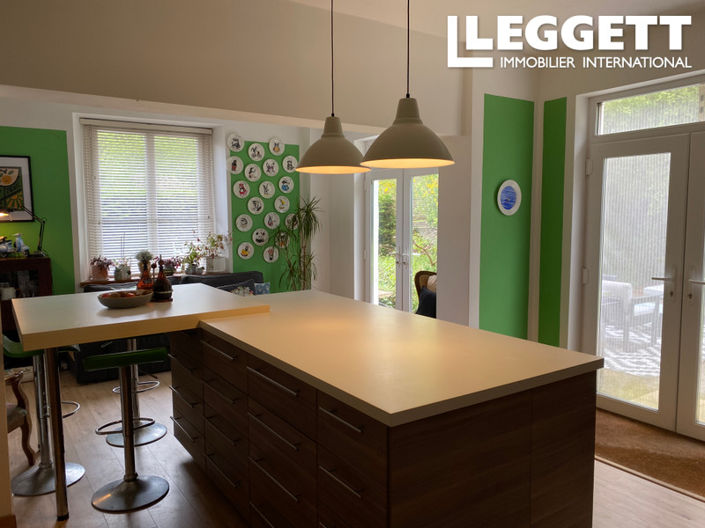 Image No.8-8 Bed House for sale