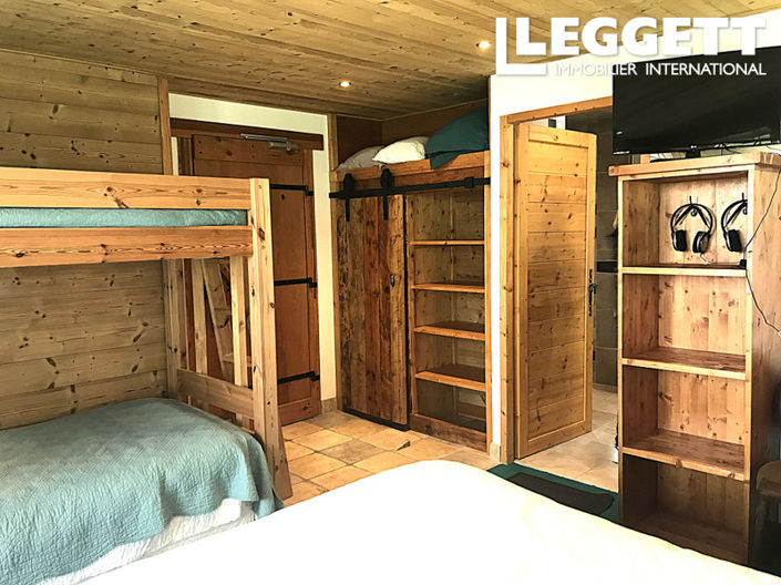 Image No.8-5 Bed House for sale