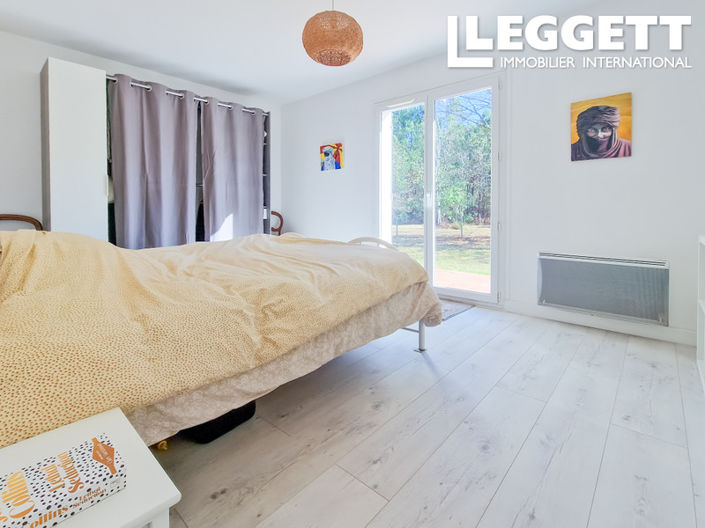 Image No.8-5 Bed House for sale