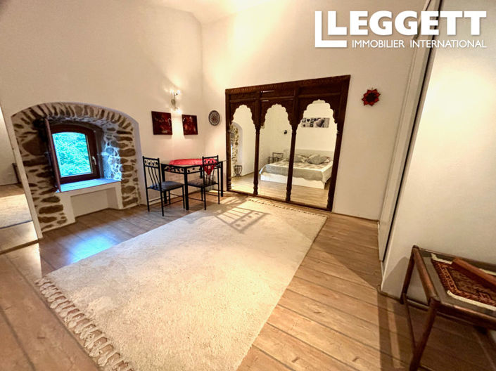 Image No.8-6 Bed House for sale