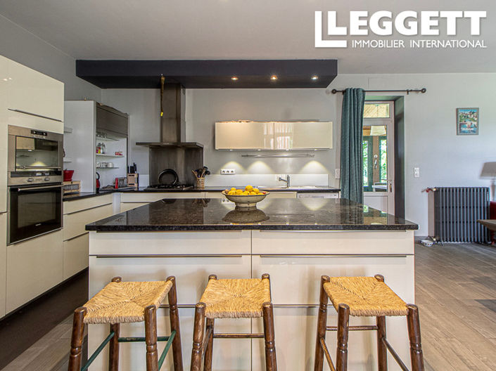 Image No.6-8 Bed House for sale