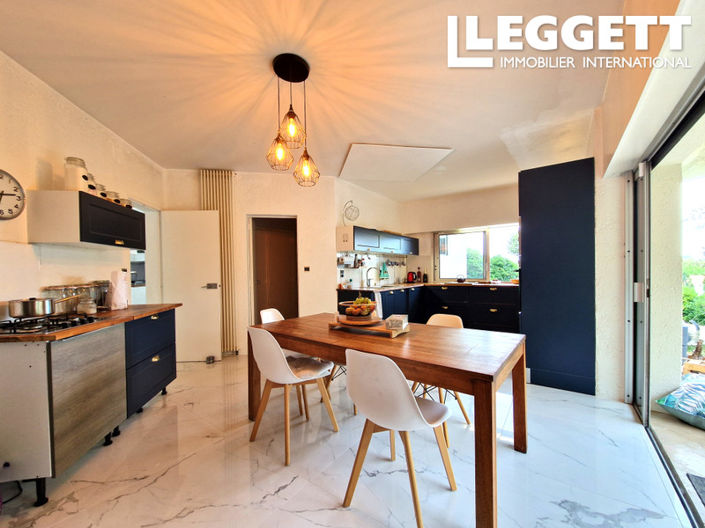 Image No.8-6 Bed House for sale