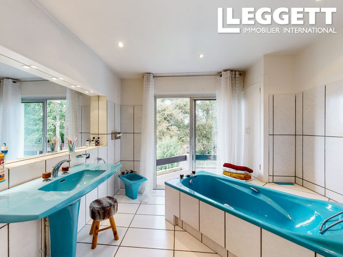 Image No.9-6 Bed House for sale