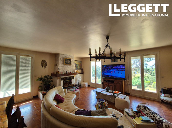 Image No.8-6 Bed House for sale