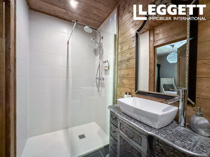 Image No.8-5 Bed House for sale