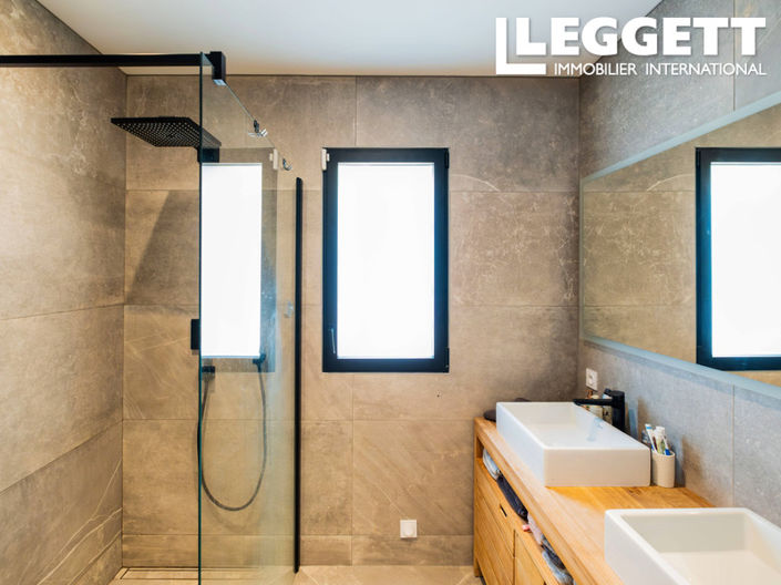 Image No.8-4 Bed House for sale