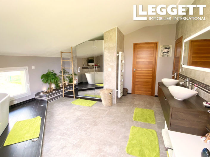 Image No.8-6 Bed House for sale