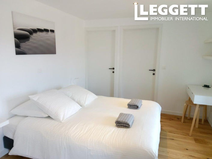 Image No.8-8 Bed House for sale