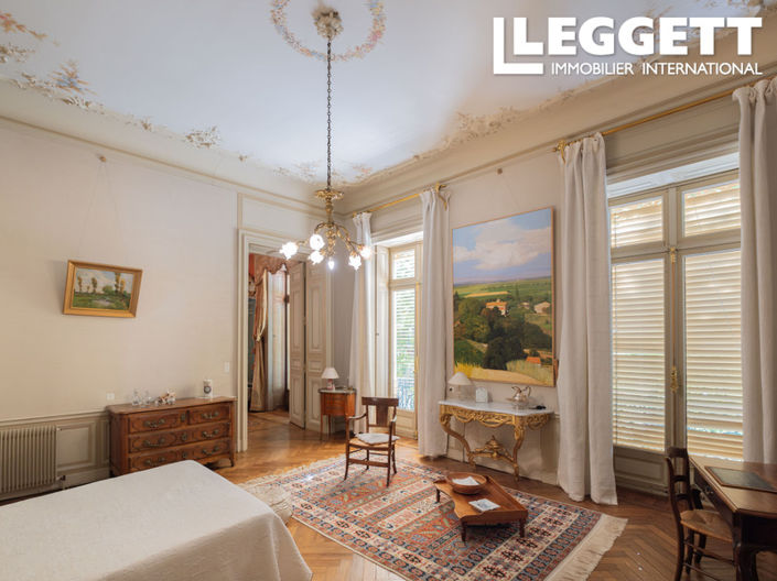 Image No.8-8 Bed House for sale