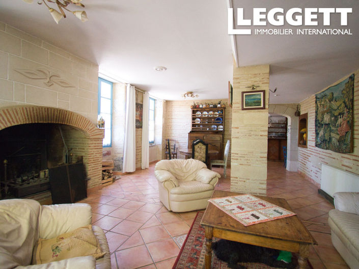 Image No.6-8 Bed House for sale