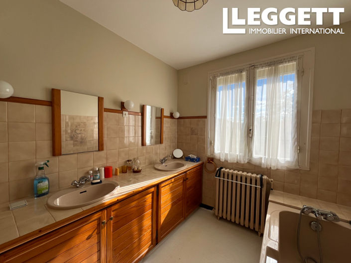 Image No.8-5 Bed House for sale